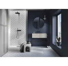 Modernes Badezimmer mit Dusche, Waschbecken und Fliesen mit Muster