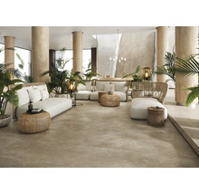 Lobby mit Bodenfliesen, Sofas, Sesseln und Pflanzen