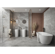 Modernes Badezimmer mit freistehender Badewanne, Waschbecken und grauen Fliesen.