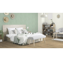 Schlafzimmer mit Doppelbett, Sitzbank, Regal und dekorativer Wandgestaltung