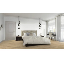 Helles Schlafzimmer mit Bett, Nachttischen, Deckenleuchten und Schreibtisch am Fenster.