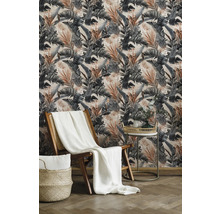 Wohnraum mit gemusterter Tapete, Holzstuhl, Decke und Beistelltisch