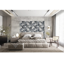 Schlafzimmer mit Bett, Nachttischen, Stuhl und Dekor