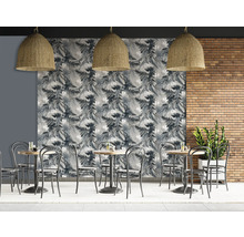 Restaurant Interieur mit floraler Tapete, Holztischen und Korblampen