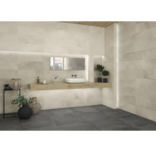 Helles Badezimmer mit Wand- und Bodenfliesen, Waschtisch mit Waschbecken und Spiegel