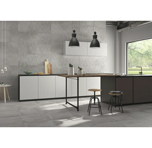 Moderne Küche mit grauen Bodenfliesen und einer Wandfliese mit geometrischem Muster