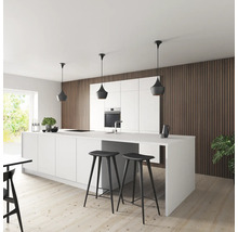 Helle Küche mit Kücheninsel, Barhockern und Hängelampen.