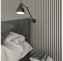 Schlafzimmer mit Wandpaneelen, Nachttischlampe und gepolstertem Kopfteil