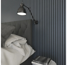 Schlafzimmer mit Wandpaneelen, Nachttischlampe und Bett