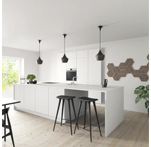 Moderne Küche mit Kochinsel, Barhockern und Pendelleuchten.