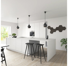 Moderne Küche mit Kücheninsel, Barhockern und Pendelleuchten