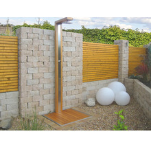 Außendusche aus Holz und Edelstahl im Garten