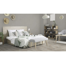 Helles Schlafzimmer mit Bett, Holzregal und Sitzbank