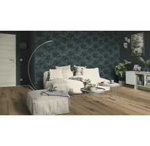 Wohnzimmer mit Sofa, Hocker, Couchtischen und Dekor auf Holzboden