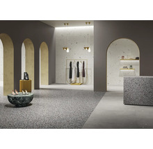 Innenraum mit Terrazzoboden, Kleiderständer, Theke und dekorativen Elementen für ein modernes Design