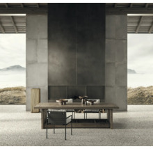 Innenraum mit Esstisch, Stühlen und Kamin