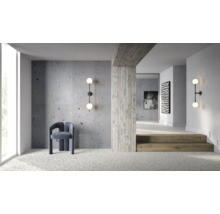 Heller Raum mit Terrazzoboden, Terrazzowandfliesen, Sessel und Wandleuchten