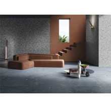 Wohnzimmer mit Terrazzoboden, braunem Sofa, Treppe und Dekoration