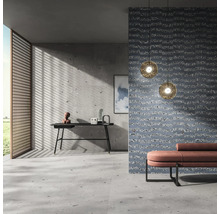 Modernes Interieur mit Betonwand, gemusterter Wand, Tisch, Bank und Pendelleuchten.