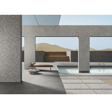 Außenbereich mit Schwimmbad, Terrasse und Betonstruktur