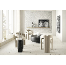 Heller Wohnraum mit Sesseln, Couchtisch und dekorativen Elementen