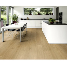 Heller Wohnraum mit Laminatboden in Holzoptik, Esstisch und Küchenzeile