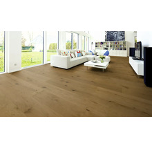 Heller Wohnraum mit Verlegung von Eichenparkett