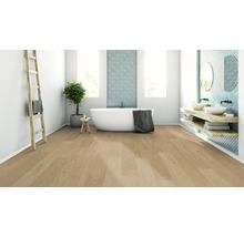 Helles Badezimmer mit freistehender Badewanne, Holzboden und Waschtisch