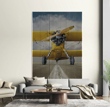 Dekoratives Wandbild mit gelbem Flugzeugmotiv im Wohnzimmer