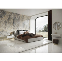 Helles Schlafzimmer mit Marmorfliesen, Bett und Aussicht