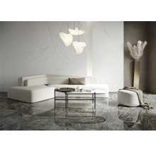 Modernes Wohnzimmer mit Marmorfliesen, Sofa, Couchtisch und dekorativer Beleuchtung.