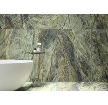 Badezimmer mit Badewanne und Wandfliesen in Marmoroptik