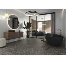 Modernes Badezimmer mit Waschtisch, Spiegel, Badewanne und Zimmerpflanze