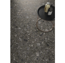 Großformatige Fliesen mit Terrazzo Optik verlegt auf dem Boden, auf dem ein Beistelltisch mit zwei Flaschen steht.