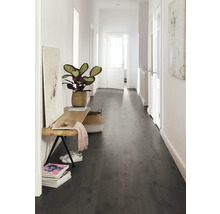 Heller Flur mit dunklem Laminatboden, Holzbank und Zimmerpflanze