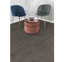 Zwei Stühle und ein Hocker auf Laminatboden in einem Raum.