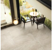 Heller Raum mit Fliesenboden, Tisch und Stühlen