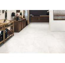 Innenraum mit hellen Bodenfliesen in einem Geschäft.