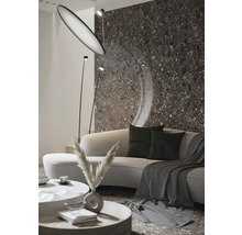 Wohnzimmer mit Sofa, Stehlampen und dekorativer Wandgestaltung