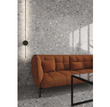 Wohnzimmer mit Terrazzo Fliesenboden und Wand, Sofa und Lampe