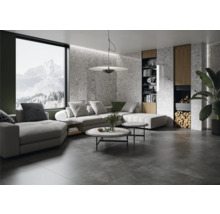 Helles Wohnzimmer mit Sofa, Couchtisch und Fenster mit Bergblick