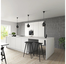 Helle Küche mit Kochinsel, Barhockern und Pendelleuchten