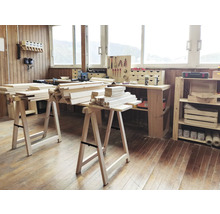 Werkraum mit Holzböcken und Holzstapeln