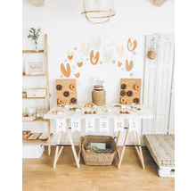 Dekorierter Geburtstagstisch mit Donuts, Kuchen und Snacks für eine Feier