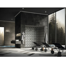 Heller Wellnessbereich mit Pool, Waschbecken und Liegen