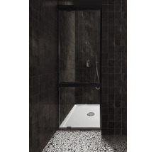 Duschkabine mit quadratischen Fliesen und Bodenablauf