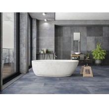 Modernes Badezimmer mit freistehender Badewanne, Waschtisch, Spiegel und Pflanzen.