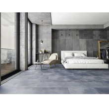 Modernes Schlafzimmer mit Bett, Sessel und großem Fenster