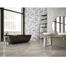 Helles Badezimmer mit Badewanne, Doppelwaschtisch und dekorativer Wandgestaltung in Steinoptik