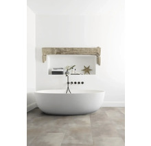 Badezimmer mit freistehender Badewanne, Nische mit Dekoration und Bodenfliesen